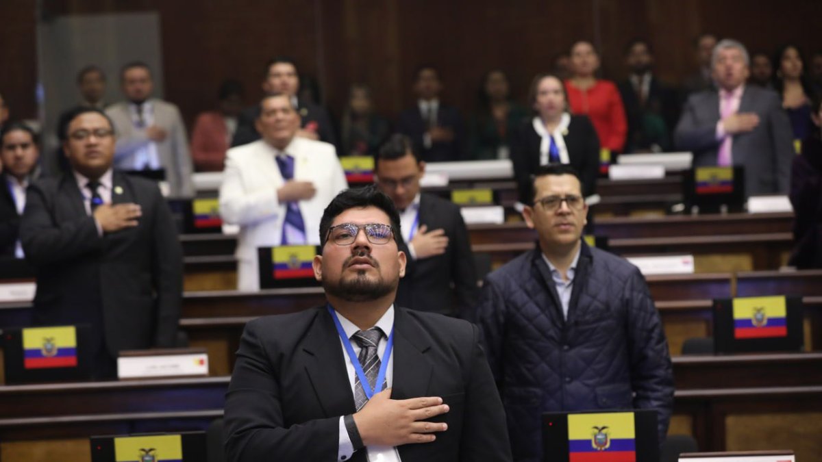 Asambleístas de diferentes bancadas se pusieron de pie para aplaudir la recaptura de alias Fito, en reconocimiento al trabajo del Bloque de Seguridad.