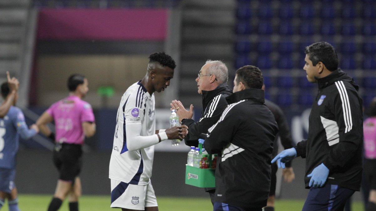 Jorge Célico, director técnico de Emelec, en el partido contra Universidad Católica.