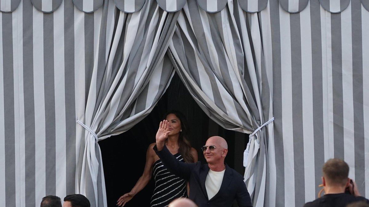 El fundador de Amazon, Jeff Bezos y su prometida Lauren Sánchez salen del Hotel Aman en Venecia.