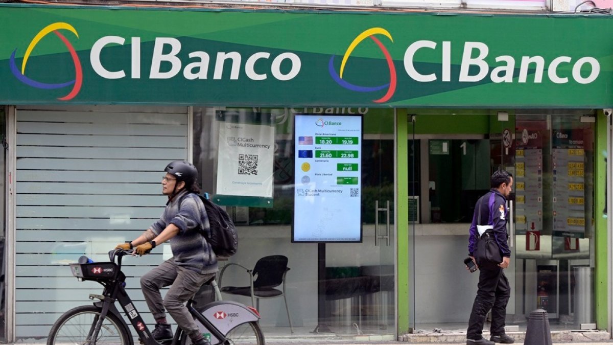 Personas pasan frente a una sucursal de CIBanco en la Ciudad de México el 25 de junio de 2025.