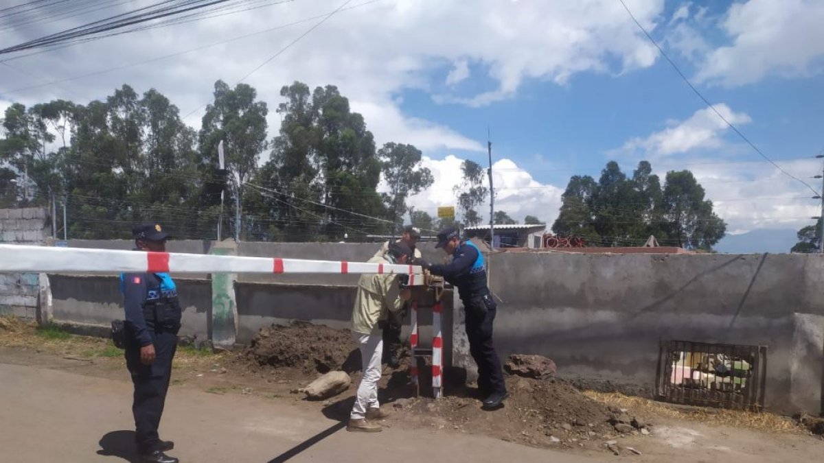Retiran peajes ilegales en vía Chachil–El Cóndor tras denuncias ciudadanas constantes en el sector de Pintag.