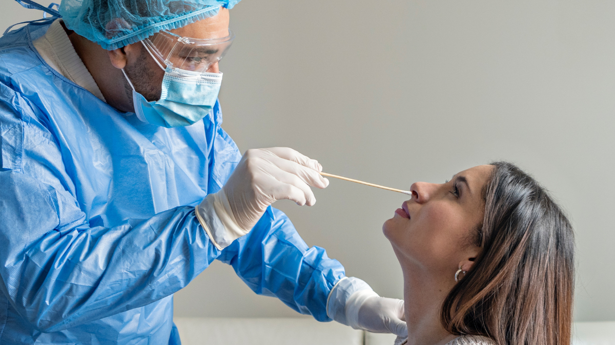 Nimbus, la nueva variante del COVID que causa fuerte dolor de garganta