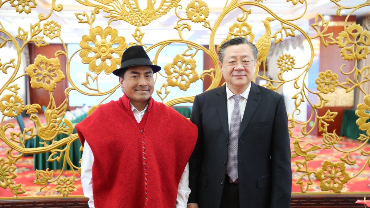 Leonidas Iza se encuentra en Beijing, China. Recientemente se reunió con  Guo Weiping, subdirector de la Comisión Nacional de Asuntos Étnicos.