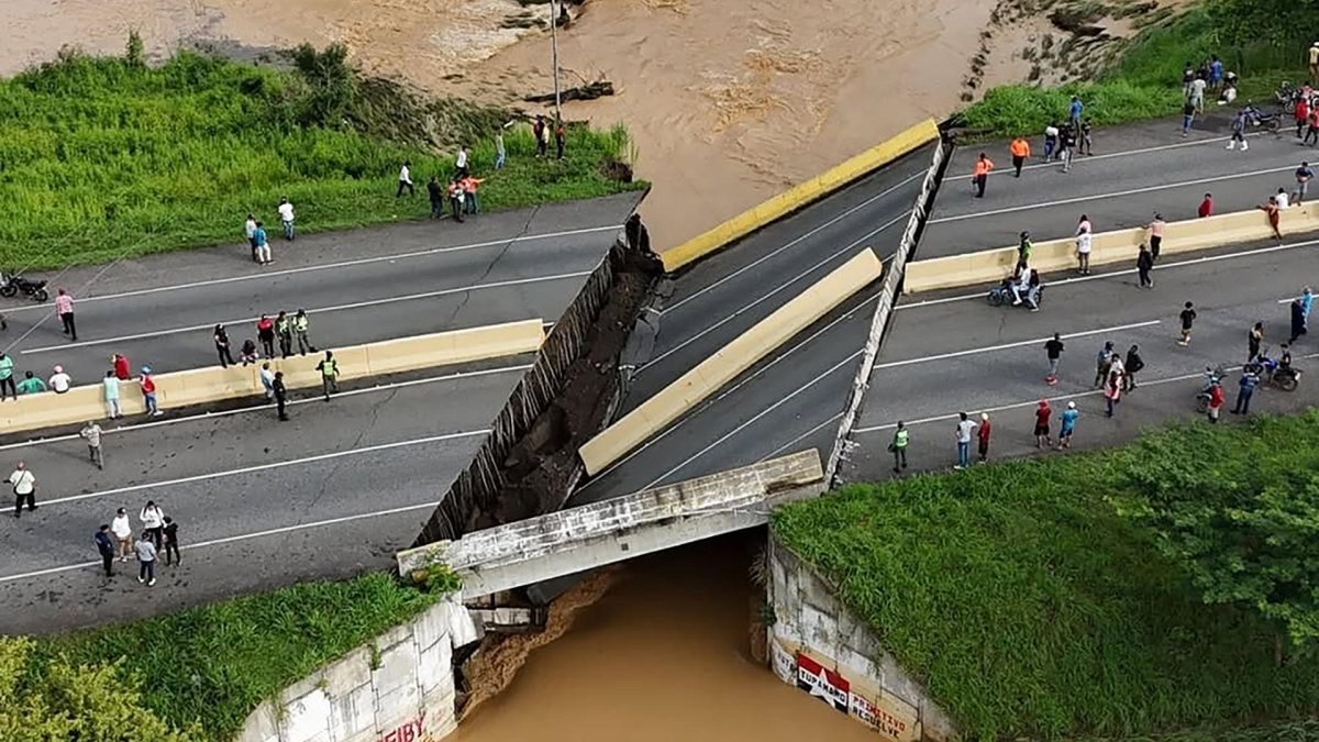 Puente colapsado por las fuertes lluvias este miércoles, 25 de junio, en Ospino (Venezuela).