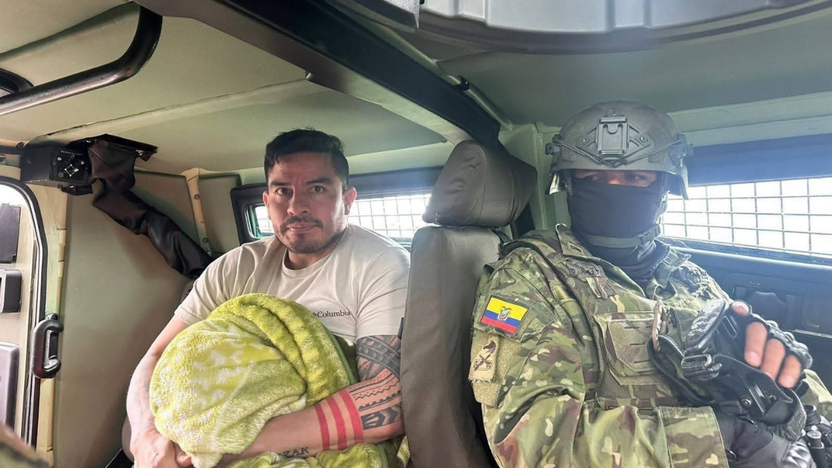 Daniel y Noé Salcedo fueron trasladados bajo fuerte resguardo militar desde Riobamba a Quito.