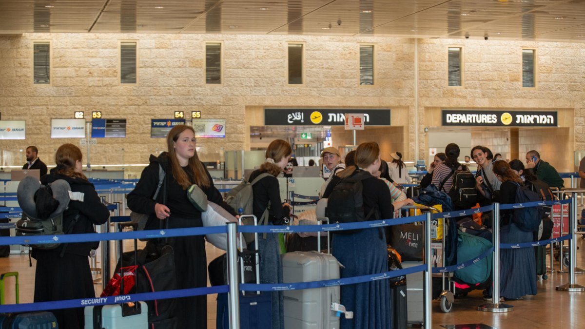Varias personas en el interior de la terminal del aeropuerto Ben Gurión de Tel Aviv este miércoles 25 de junio de 2025.
