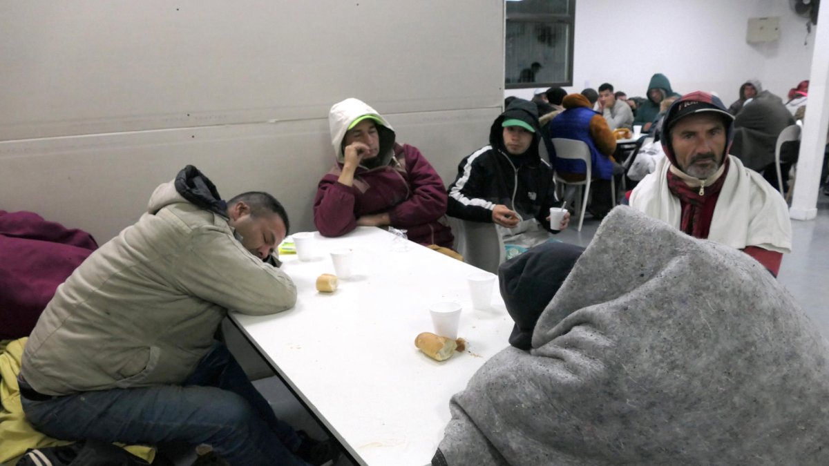 Personas descansan este martes 24 de junio de 2025, en el comedor Red de Atención en Buenos Aires (Argentina).