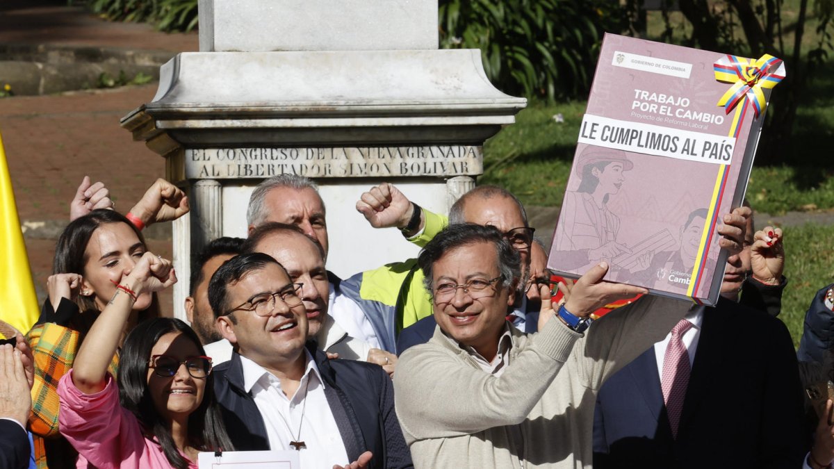 El presidente de Colombia, Gustavo Petro, sostiene un libro que simboliza la reforma laboral este miércoles 25 de junio de 2025, en Bogotá (Colombia).