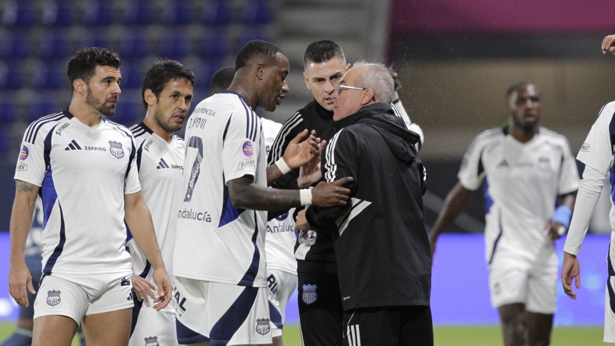 El entrenador Jorge Célico (d) y el delantero Jaime ‘La Yoya’ Ayoví (c) intercambian palabras tras acabar el primer tiempo con una victoria parcial 1-0, durante ante Universidad Católica (1-1).