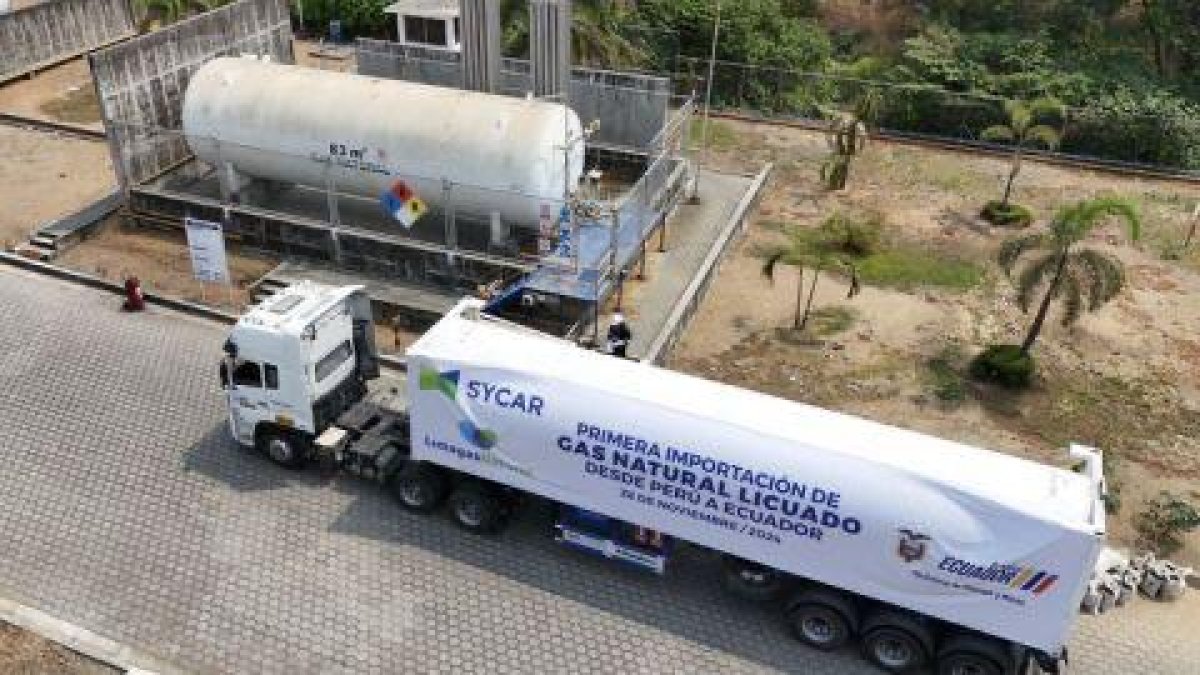 Sycar importa gas natural licuado desde Perú y lo distribuye a empresas locales.