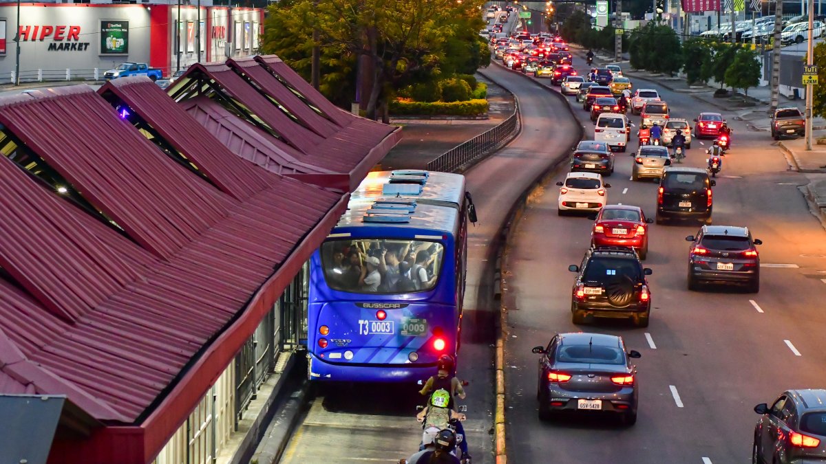 El sistema masivo de transporte público Metrovía tiene carriles exclusivos que suelen ser invadidos por vehículos privados, lo que reduce los tiempos de traslado.