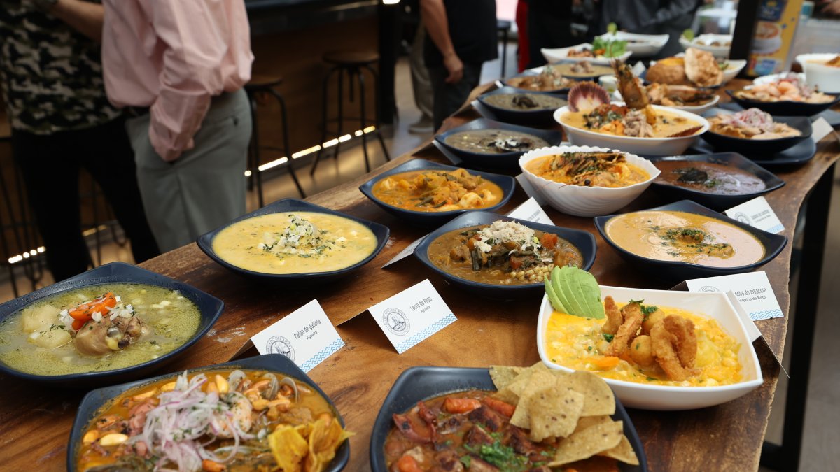 Los visitantes disfrutan de las más de 40 variedades de sopas tradicionales e internacionales durante la inauguración del Festival de las Sopas 2025 en el Mercado del Río.