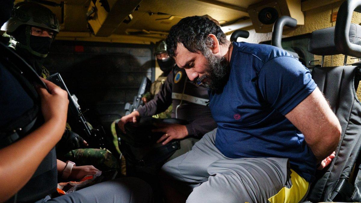 'Fito' esposado es escoltado por militares durante su traslado aéreo a Guayaquil