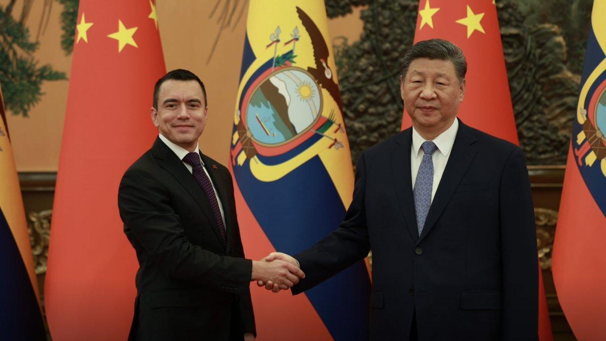 El presidente Daniel Noboa conversa con el mandatario chino Xi Jinping en el Gran Salón del Pueblo durante su visita oficial en Beijing