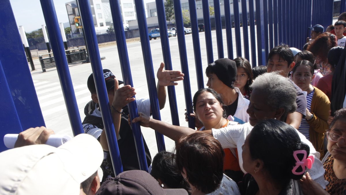 Extensas filas de usuarios se formaron afuera de la estación de Metrovía en el suburbio para acceder al trámite de entrega de la tarjeta La Guayaca.
