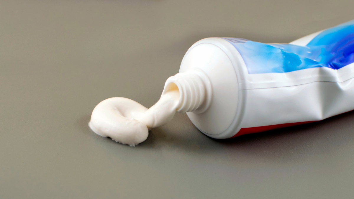 La crema dental Colgate Total Active Prevention Clean Mint fue retirada del mercado brasileño tras quejas por efectos adversos.