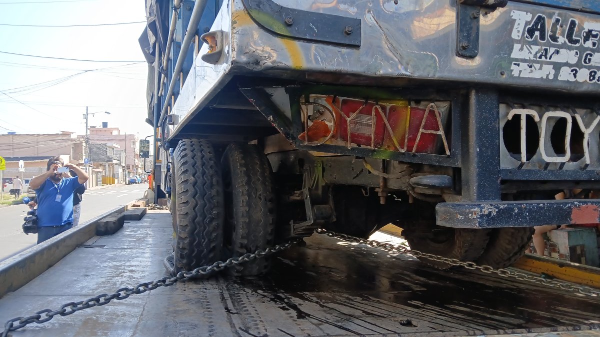 Restos de la motocicleta quedaron junto al camión contra el que se impactó.