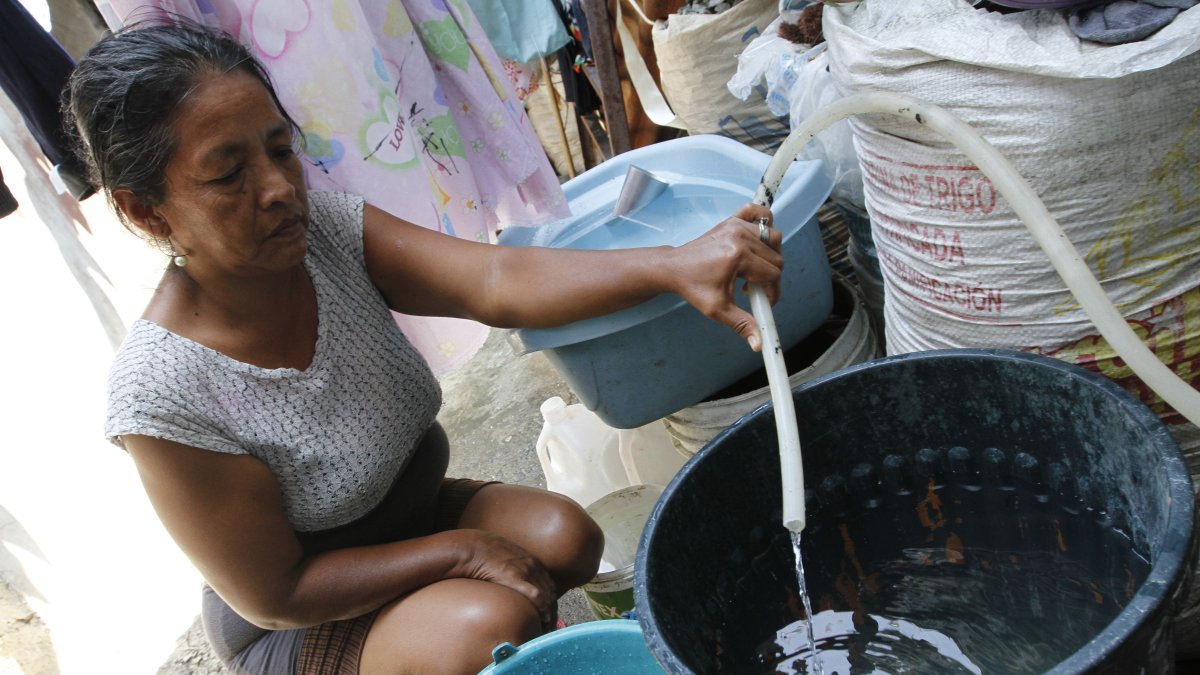 Epmaps informó que se registró un daño en la válvula del hidrante ubicado en la intersección de las calles Valparaíso y Manosalvas, en el centro de la capital.