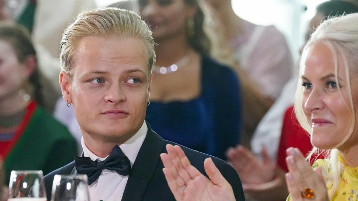 Marius Borg Hoiby (izq.) y la princesa heredera de Noruega Mette-Marit en un evento del partido del gobierno en Oslo, Noruega, el 16 de junio de 2022.