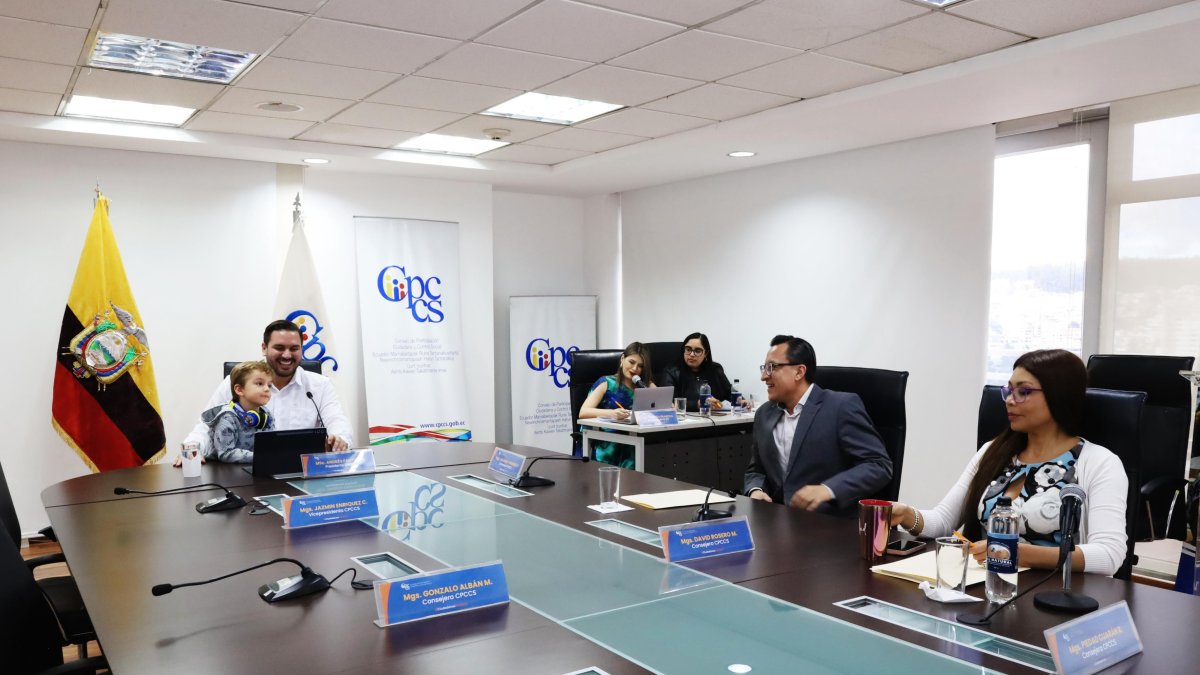 El presidente del CPCCS, Andrés Fantoni, estuvo con su hijo en brazos durante la sesión del Pleno.