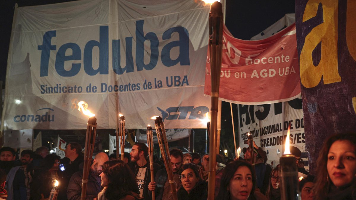 Personas participan en una marcha este 26 de junio de 2025, en Buenos Aires (Argentina).