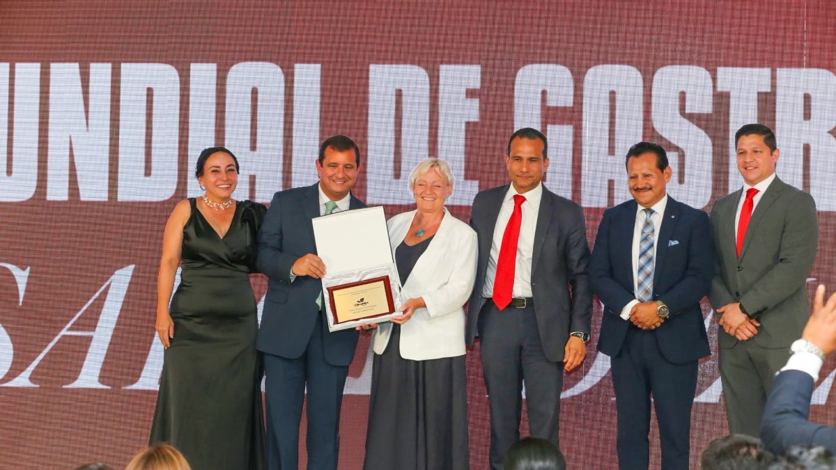 Momento en que Manabí recibe oficialmente el reconocimiento como Región Mundial de Gastronomía 2026.