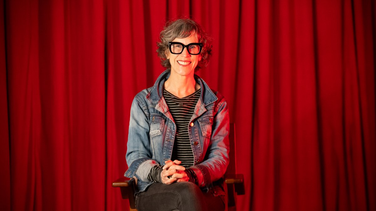 La autora llegó a la capital, donde presentará 'Voyager', pieza teatral inspirada en su ensayo homónimo.