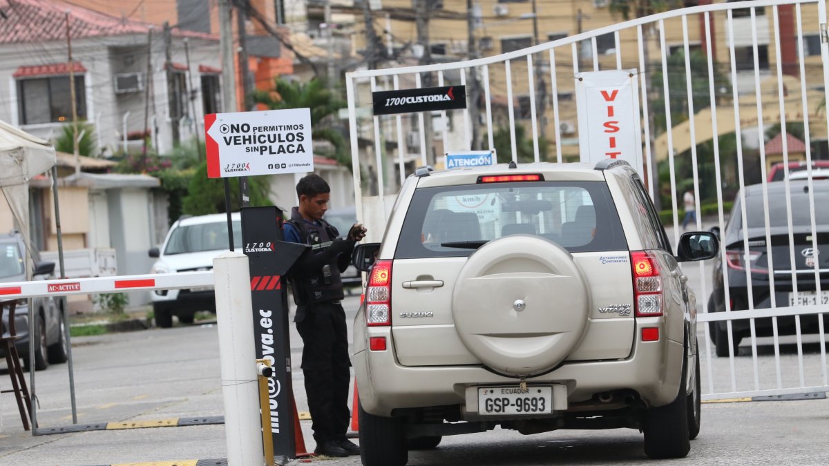 Prohíben el ingreso de vehículos sin placa en una ciudadela.