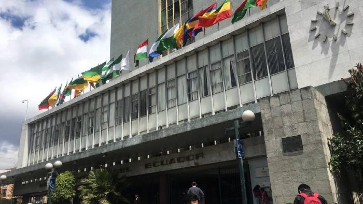 Fachada de la sede del Banco Central del Ecuador (BCE), en Quito.