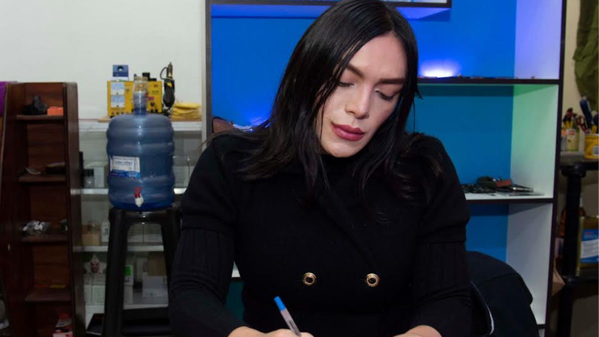 Daniella Reyes Rubio, mujer trans, trabaja en la Asamblea. Es ejecutora de gestión en la unidad de bienes y existencias. La foto no se hizo en el Legislativo.