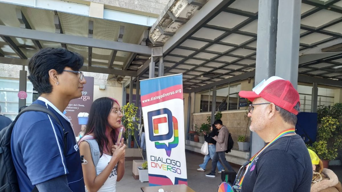 Jóvenes participaron en la dinámica de Diálogo Diverso, en el Poli Pride.