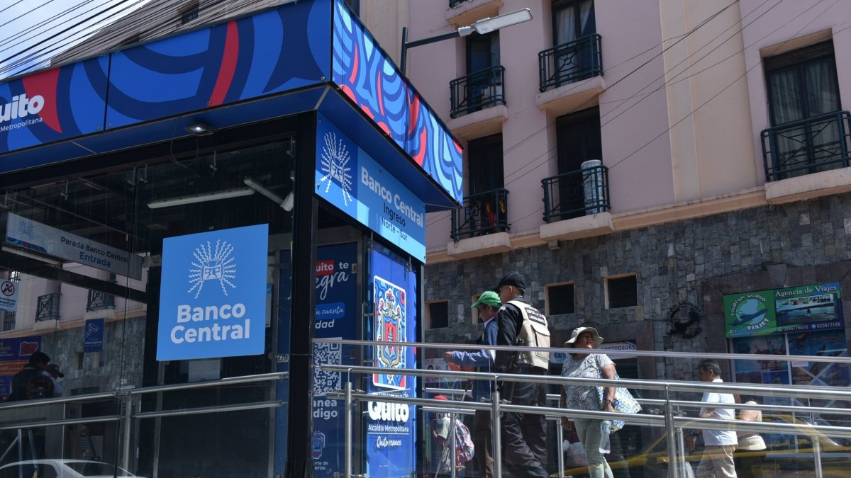 Renovación. La Alcaldía de Muñoz aprovechó la readecuación de las paradas del trolebús para impregnar su imagen en los andenes.