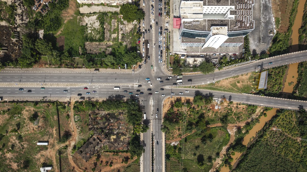 Granjas. Granjas atravesadas por puentes de autopista en Abuja.