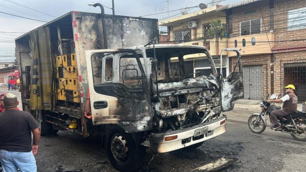 El camión de cervezas que fue incendiado por delincuentes en la parroquia Pascuales, norte de Guayaquil.