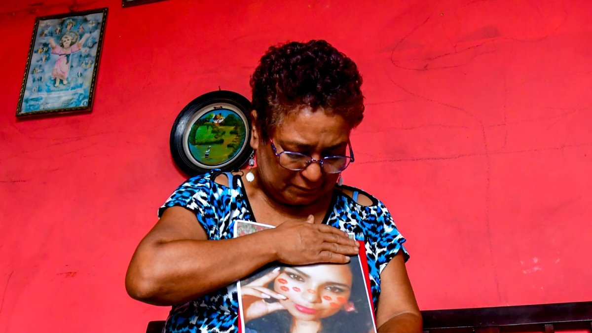 Lilia Párraga, madre de Ericka Vera, sostiene una fotografía de su hija fallecida en un accidente en la vía Perimetral.