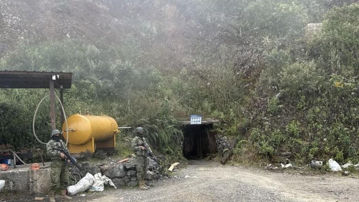 En Cachi, Azuay, militares localizaron maquinaria y diésel en una mina ilegal presuntamente operada por Los Lobos.