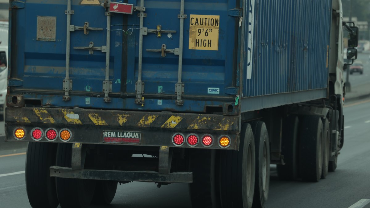 En la vía Perimetral, y otras de Guayaquil, es común ver el traslado de contenedores sin medidas de seguridad. Incluso, los tráileres circulan sin placas.