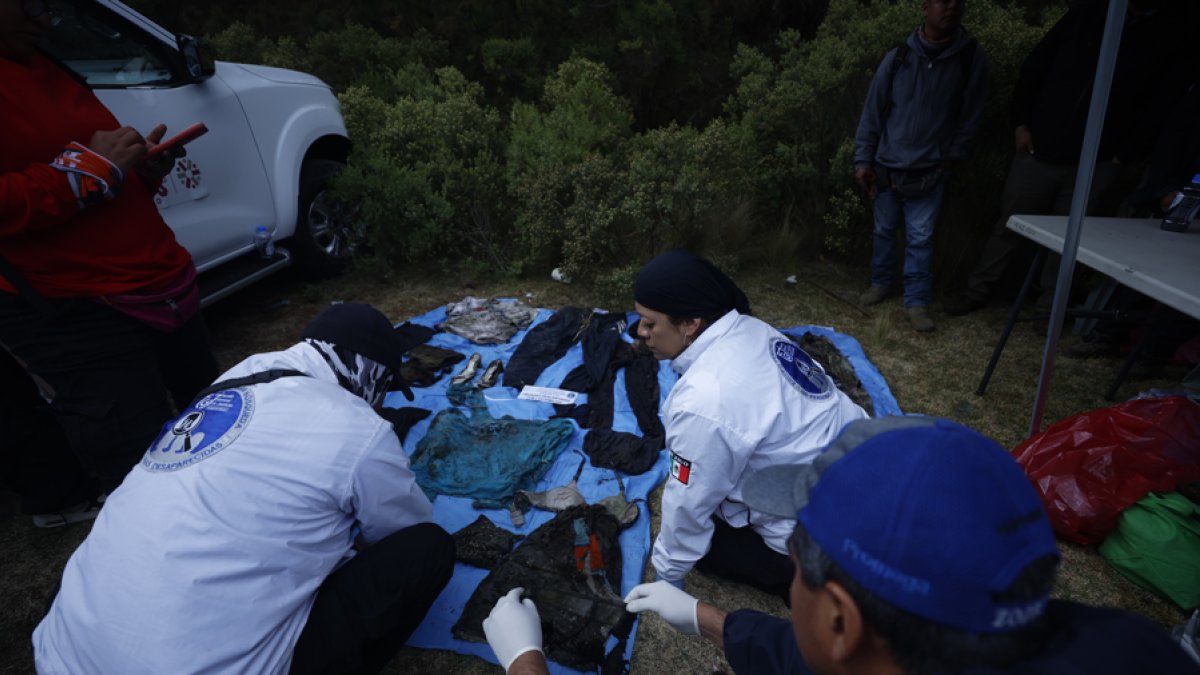 Peritos de la Fiscalía General de Justicia durante una jornada de búsqueda en marzo pasado.
