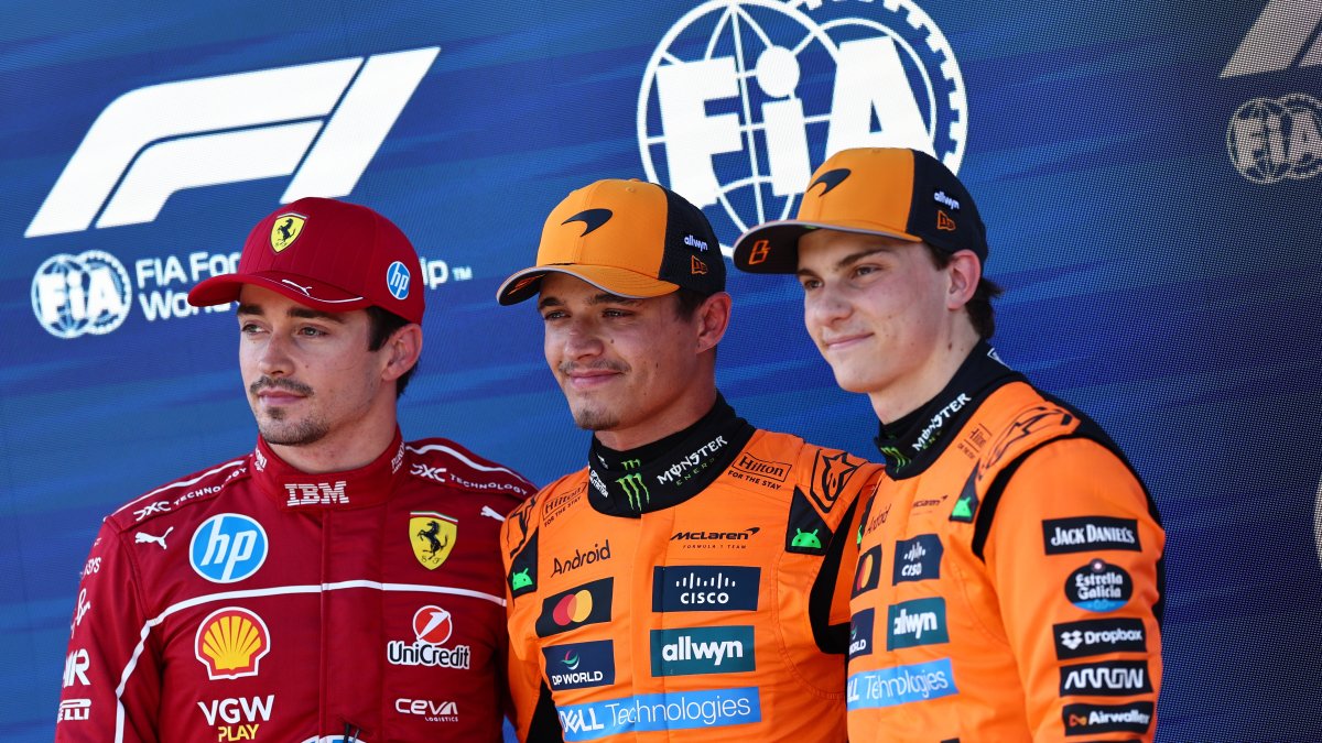 Lando Norris (c), junto a Oscar Piatri, líder del Mundial y Charles Leclerc.