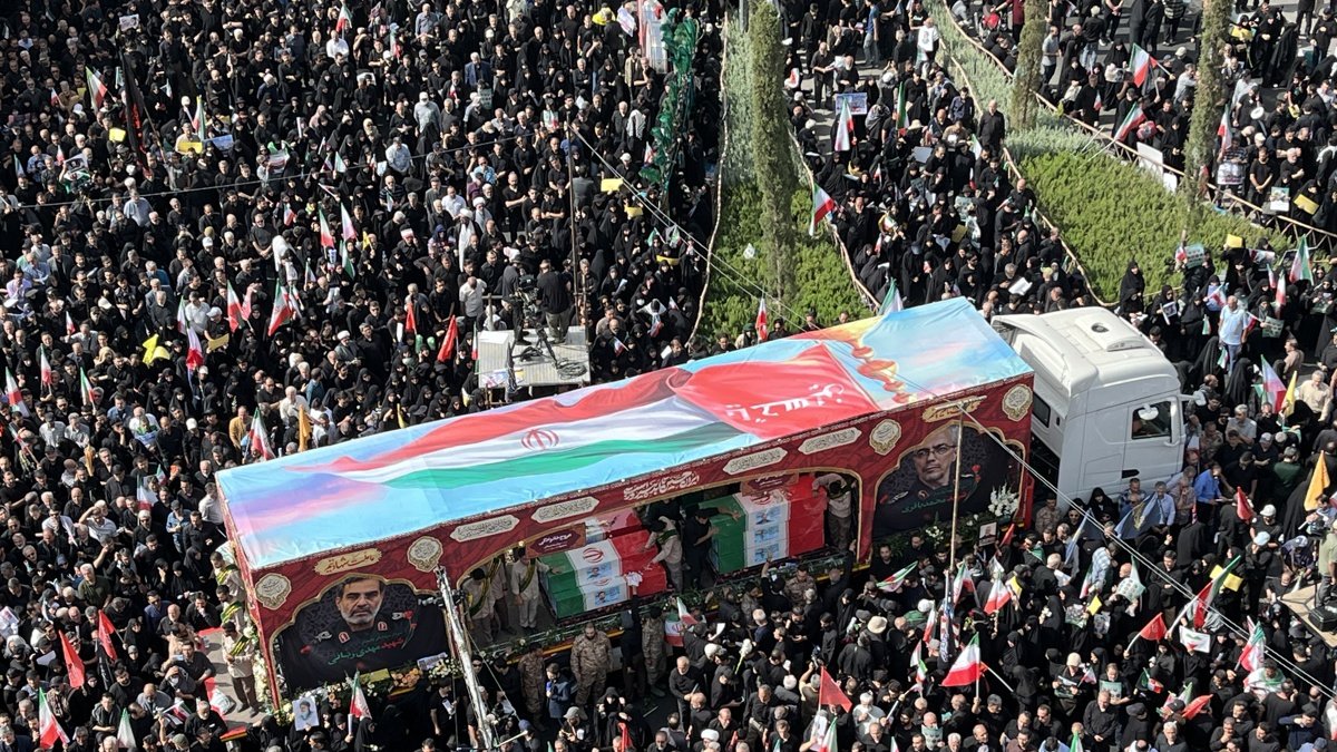 Imagen de los funerales de Estado celebrados este sábado 28 de junio en Teherán por 60 personas, entre ellas altos cargos militares y científicos nucleares, muertas en la guerra de los 12 días.