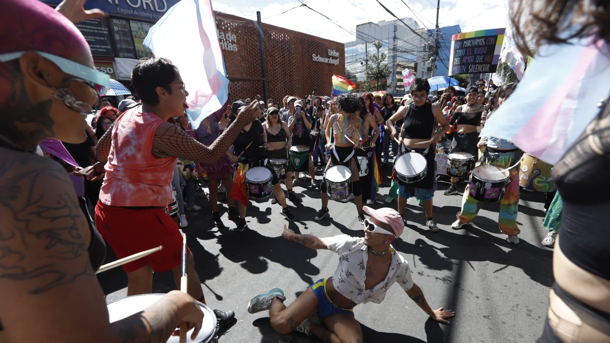 Un ambiente de fiesta se vivió este 28 de junio en la marcha del Orgullo, en Quito.