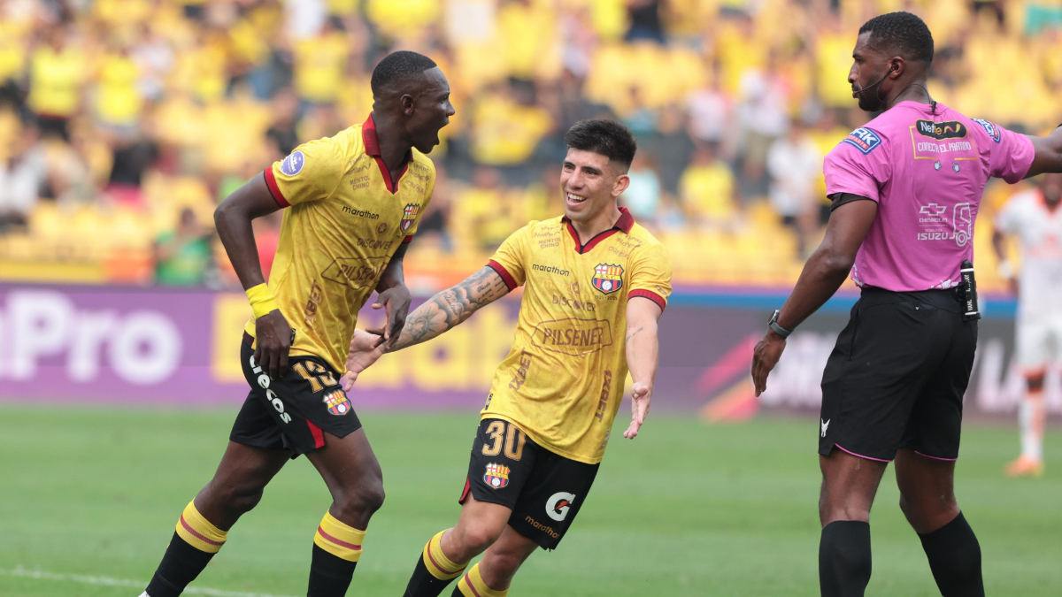 Janner Corozo celebró su doblete ante Libertad, partido en el que fueron sancionados por ingreso de hinchas a la cancha.