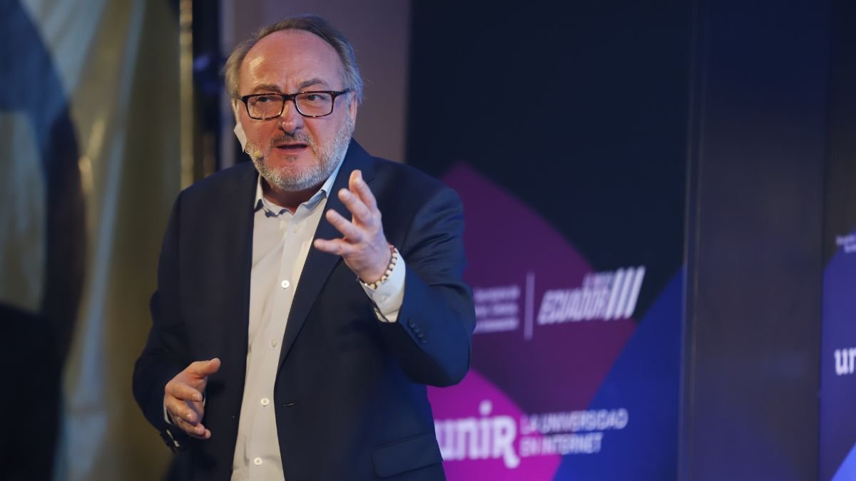 Manuel Herrera, director académico internacional del grupo ProEduca, quien destaca que esta tecnología permite crear experiencias educativas personalizadas.