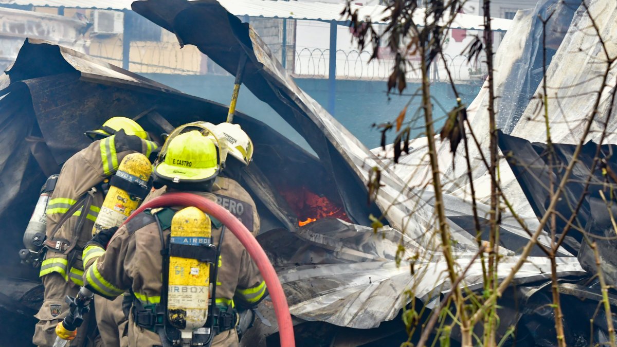 Bomberos acudieron a la escuela afectada para sofocar las llamas, la mañana de este domingo 29 de junio.