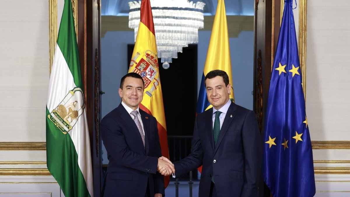 Daniel Noboa saluda al presidente de la Junta de Andalucía, Juan Manuel Moreno, durante su visita institucional en Sevilla