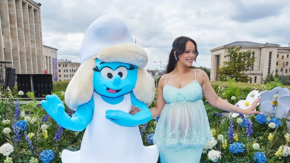 Rihanna junto al personaje de Pitufina