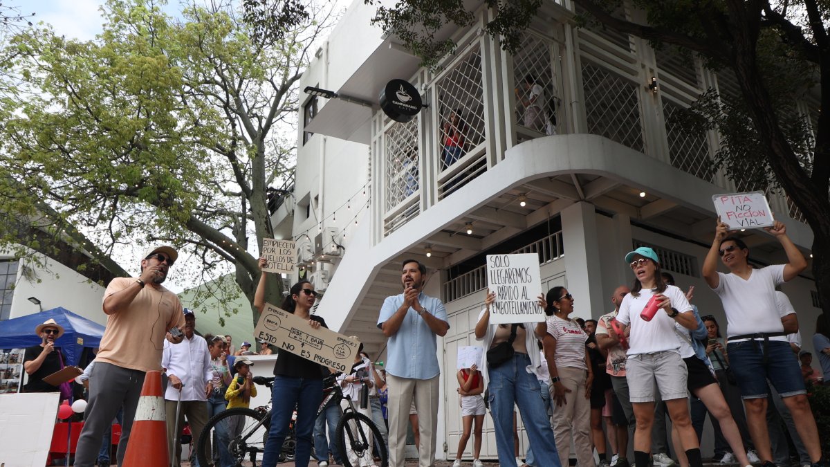En la iglesia católica de Los Ceibos fue uno de los puntos donde estuvo la marcha en rechazo a la construcción de dos pasos a desnivel en la avenida del Bombero.