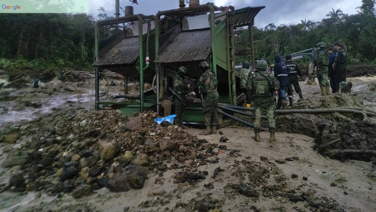 El Ejército decomisó maquinaria pesada, combustible y clasificadoras ilegales durante los operativos en la Amazonía
