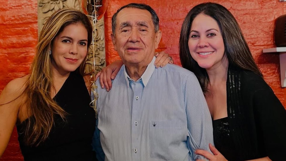 Denisse Molina junto a  su padre y hermana.