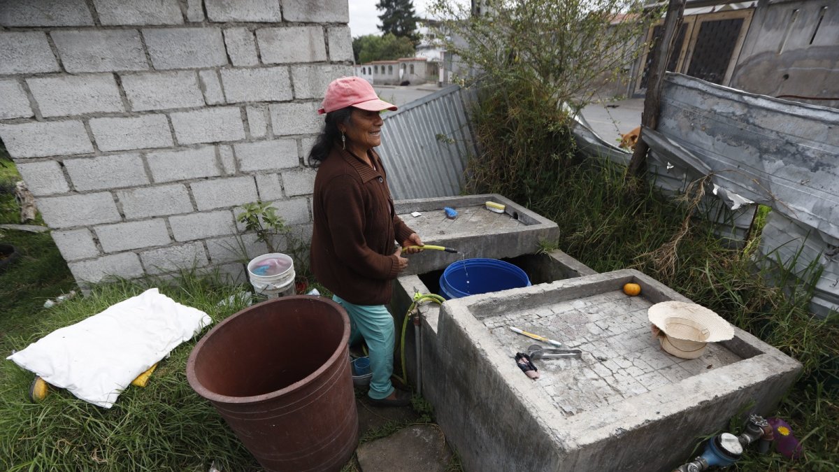 En el barrio Tola Grande, los vecinos aseguran que el líquido llega por horas, por lo que deben recolectar el agua en contenedores y baldes.